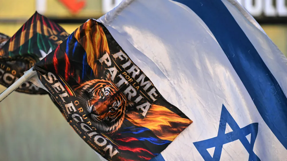Una bandera del candidato presidencial colombiano Abelardo de la Espriella, del movimiento Salvadores de la Patria, y una bandera de Israel aparecen mientras simpatizantes celebran los primeros resultados de las encuestas a boca de urna de las elecciones presidenciales en Barranquilla, Colombia, el 31 de mayo de 2026. Foto: Rodrigo Buendía/AFP vía Getty Images.