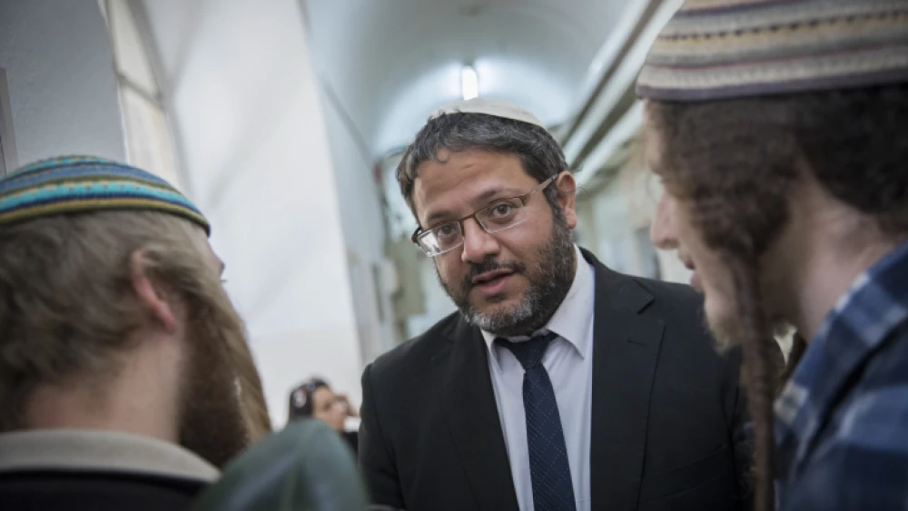 Otzma Yehudit leader attorney Itamar Ben-Gvir speaks with clients at the Jerusalem Magistrate's Court for a hearing, Feb. 27, 2016. Photo by Yonatan Sindel/Flash90.
