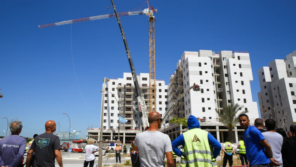 The scene where a crane collapsed at a construction site in Yavne, killing four people and injuring two others on May 19, 2019. Photo by Flash90.