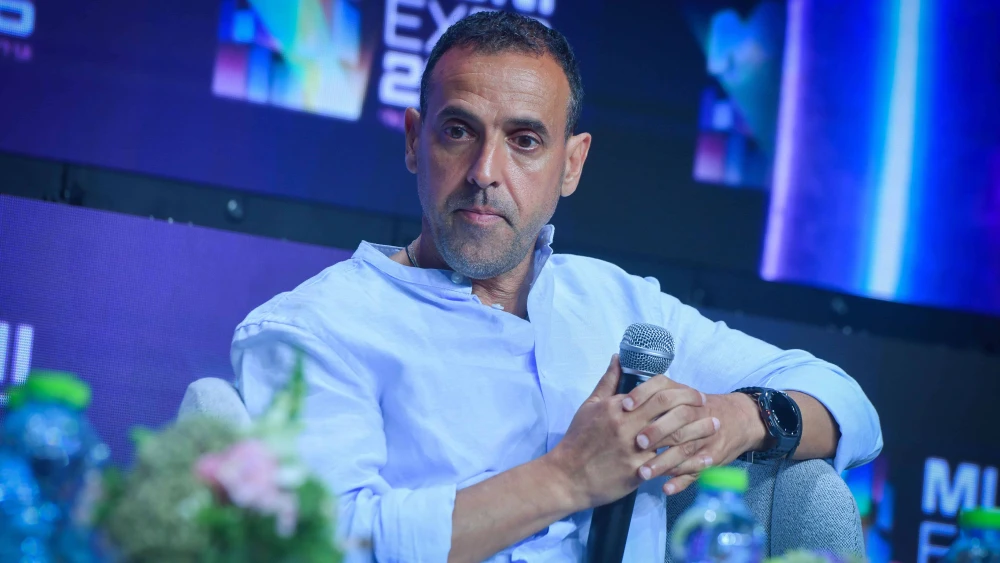Former hostage Eli Sharabi speaks at the Muni Expo 2025 conference in Tel Aviv, on July 15, 2025. Photo by Avshalom Sassoni/Flash90.