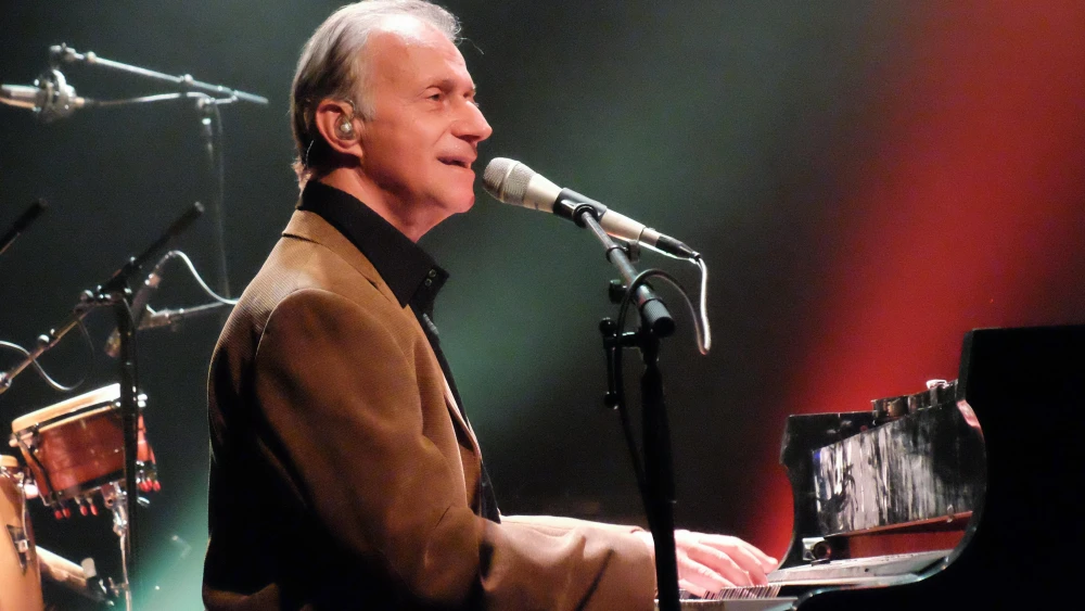 Israeli musician Matti Caspi performs in Gush Etzion, Judea, on Dec. 10, 2015. Photo by Gershon Elinson/Flash90.