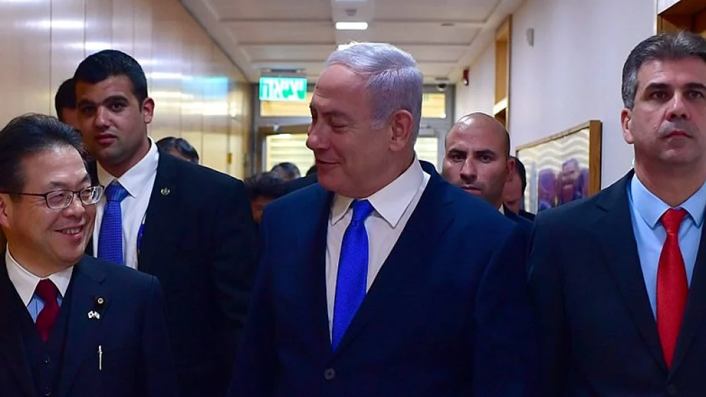 Israeli Prime Minister Benjamin Netanyahu with Japanese Economy, Trade and Industry Minister Hiroshige Seko (left) and Israeli Economy and Industry Minister Eli Cohen. Credit: Kobi Gideon/GPO.