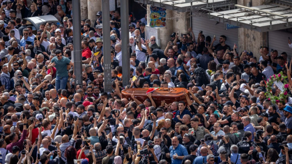 The funeral procession of Al Jazeera journalist Shireen Abu Akleh, who was killed in Jenin during clashes between Israeli forces and Palestinian gunmen, at Jaffa Gate in Jerusalem's Old City, May 13, 2022. Photo by Yonatan Sindel/Flash90.