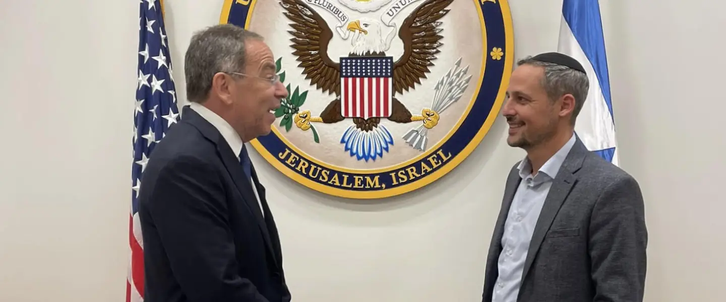 U.S. Ambassador Thomas Nides (left) meets with JNS CEO Alex Traiman, Oct. 2022. Credit: David Azagury/U.S. Embassy Jerusalem.