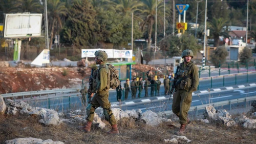 Soldiers guard a bus stop at the entrance to the Israeli town of Ofra in southern Samaria, Oct. 4, 2022. Credit: Flash90.