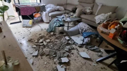 A home in Sderot after being hit by a rocket launched into Israel by terror groups based in the Gaza Strip in April 2023. Source: Twitter.