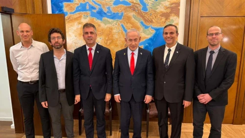 Israeli Prime Minister Benjamin Netanyahu and Energy and Infrastructure Minister Eli Cohen (third from left) announce a record $34 billion natural gas export deal with Egypt in Jerusalem, Dec. 17, 2025. Credit: Prime Minister’s Spokesperson's Office.