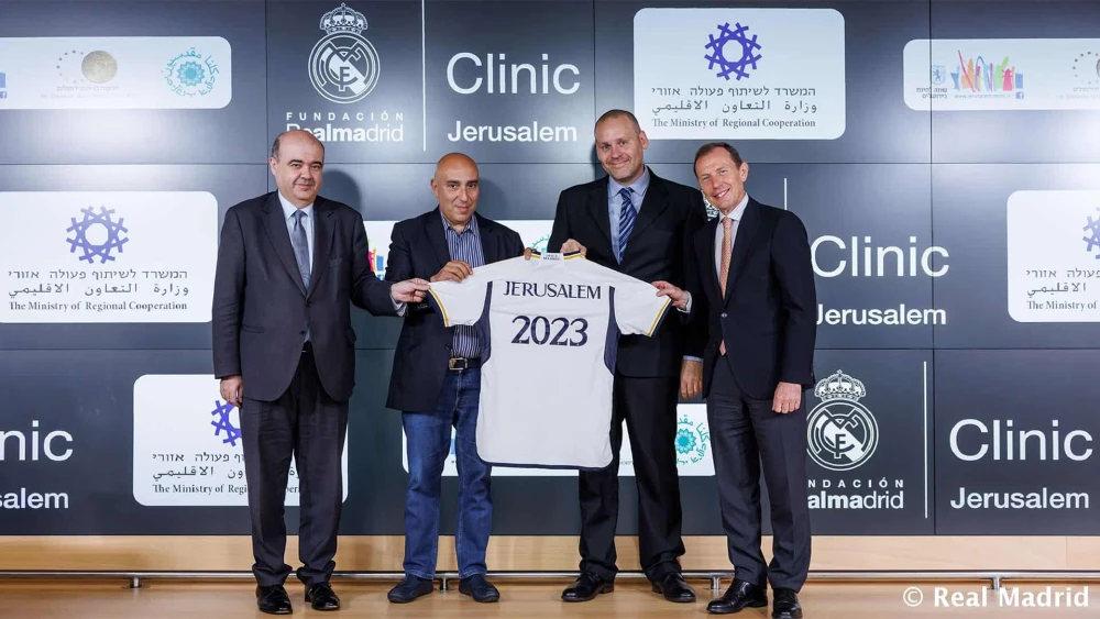 Real Madrid's Director of Institutional Relations Emilio Butragueño (right) and Yaron Lior (second from right), senior project manager in Israel's Ministry of Regional Cooperation, launch the soccer clinic in Jerusalem. Source: realmadrid.com.
