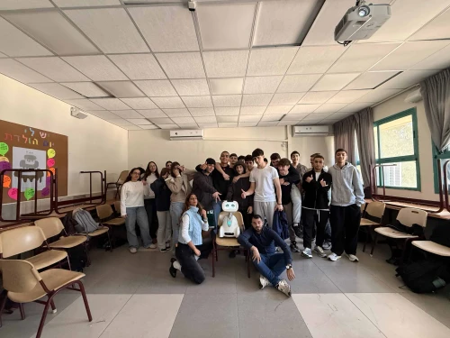 A teacher and his students pose with the AI robot Buddy in ISTS Kiryat Bialik, Israel in 2026. Photo courtesy of ISTS.