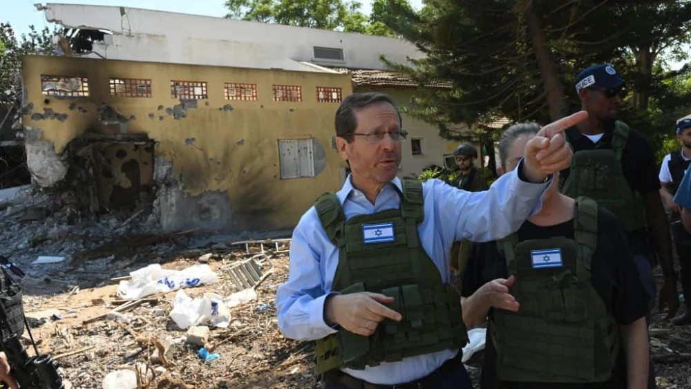 Israeli President Isaac Herzog visits Kibbutz Be'eri in the western Negev on Oct. 15, 2023. Photo by Haim Zach/GPO.