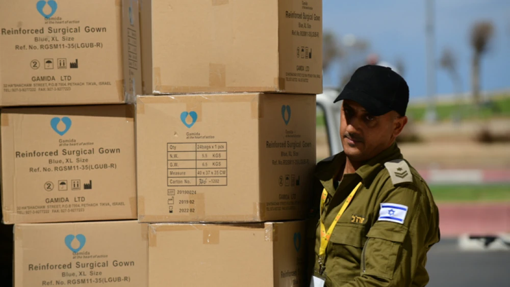 An Israeli soldier delivers equipment to the Dan Hotel in Tel Aviv, which has been converted to receive coronavirus patients, on March 17, 2020. Photo by Tomer Neuberg/Flash90.
