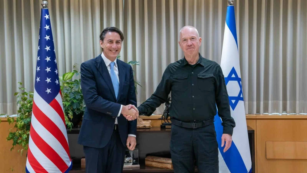 U.S. presidential envoy Amos Hochstein (left) meets with Defense Minister Yoav Gallant in Tel Aviv, June 17, 2024. Photo by Ariel Hermoni/IMoD.