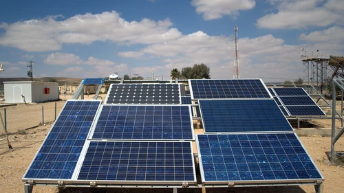 A photovoltaic array at Israel's National Solar Energy Center in the Negev desert. Credit: David Shankbone via Wikimedia Commons.