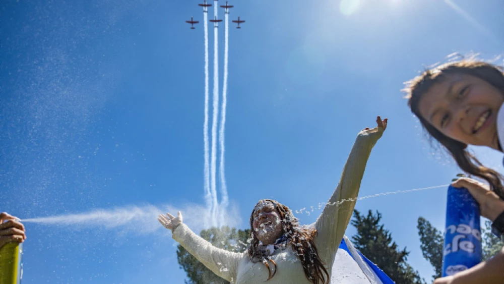 People watch the military airshow as part of Israel's 75th Independence Day celebrations, in Saker Park, Jerusalem, April 26, 2023. Photo by Yonatan Sindel/Flash90.