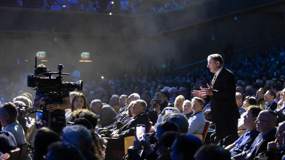 Au audience member asks a question at the OurCrowd Global Investor Summit in Jerusalem, Feb. 12-17, 2023. Photo by Tomer Foltyn.