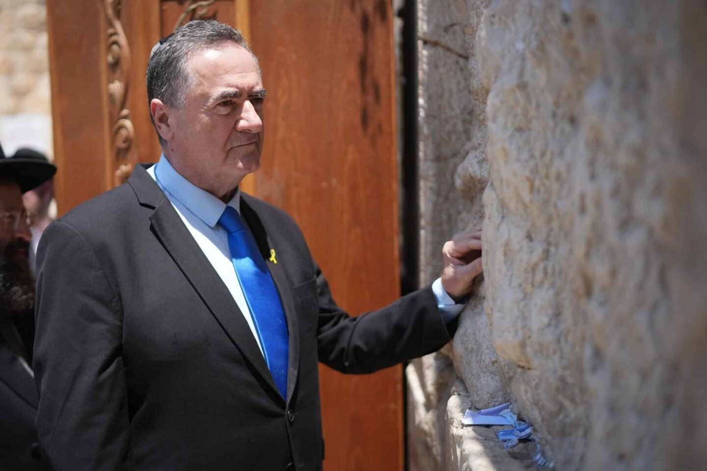 שר הביטחון ישראל כ״ץ מבקר בכותל המערבי בעיר העתיקה בירושלים, 3 באוגוסט 2025. צילום: משרד הביטחון.