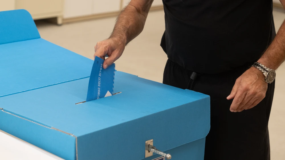 A voter casts his ballot at a polling station in Jerusalem, on Oct. 27, 2026. Photo by Noam Galai/Getty Images.