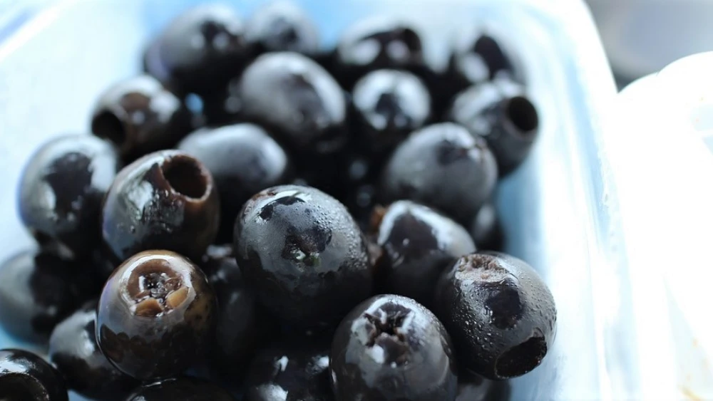 Black olives. Credit: Pixabay.