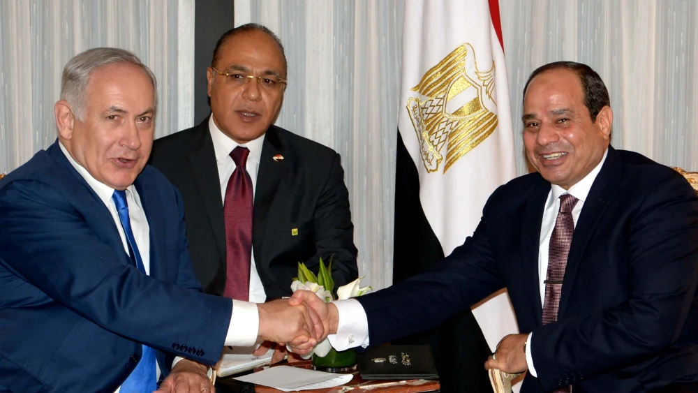 Israeli Prime Minister Benjamin Netanyahu meets with Egyptian President Abdel Fattah el-Sisi in New York on Sept. 18, 2017. Credit: Avi Ohayon/GPO.