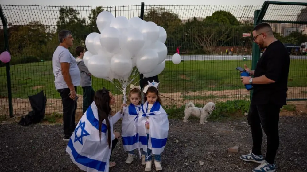 Israelis wait for the arrival of hostages released from captivity in Gaza, at Schneider Children's Medical Center in Petach Tikvah, Nov. 24, 2023. Photo by Yonatan Sindel/Flash90.