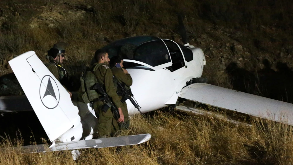 Israeli soldiers guard at the site of where a light aircraft crashed while attempting an emergency landing in an open area near Jerusalem, on Sept. 30, 2022. Photo by Wisam Hashlamoun/Flash90.