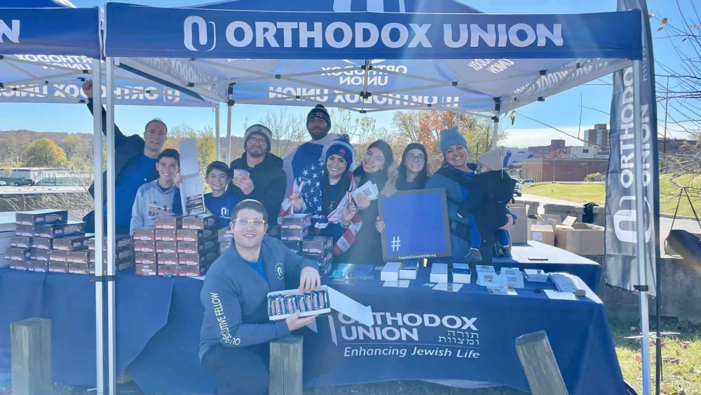 OU Executive Fellows greeted thousands of people on their way to the March for Israel in Washington with smiles, snacks, political resources and prayer cards with the words of Psalms. Credit: Courtesy.