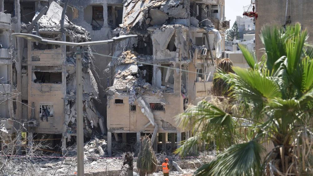 Rescue teams inspect the damage to buildings struck by an Iranian ballistic missile in central Israel, June 19, 2025. Photo by Gili Yaari/Flash90.