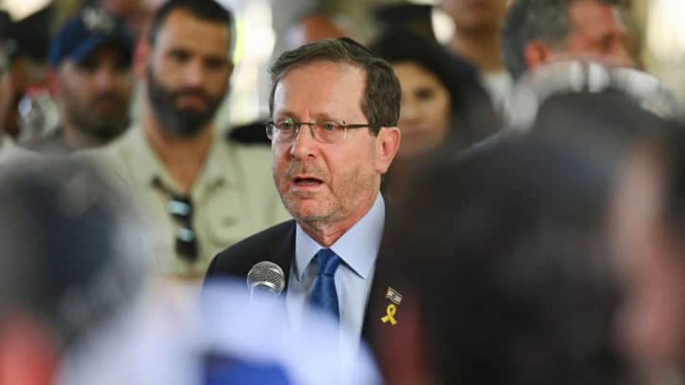 President Isaac Herzog attends the funeral of former Foreign Minister David Levy in Beit She'an, June 3, 2024. Photo by Michael Giladi/Flash90.
