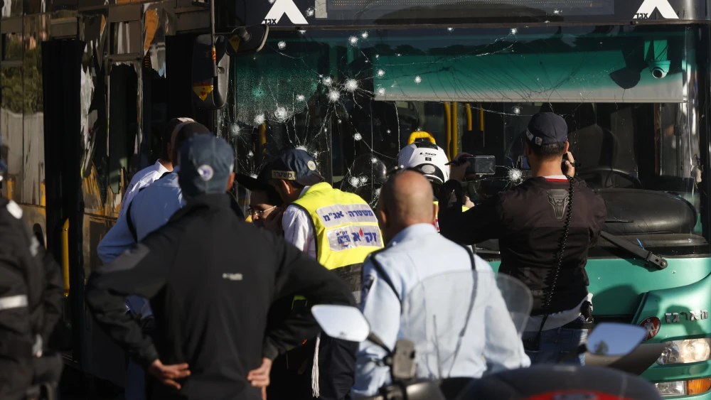 Police and security personnel at the scene of a terror attack near the entrance to Jerusalem, Nov. 23, 2022. Photo by Olivier Fitoussi/Flash90.
