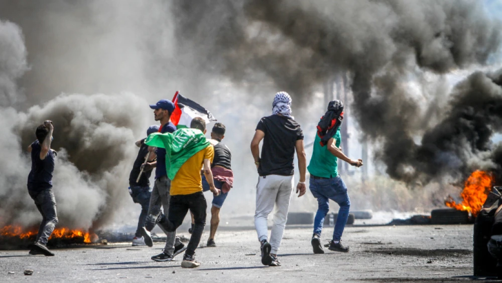 Palestinian protesters clash with Israeli security forces at the Huwara checkpoint, south of the West Bank city of Nablus, May 14, 2021. Photo by Nasser Ishtayeh/Flash90.