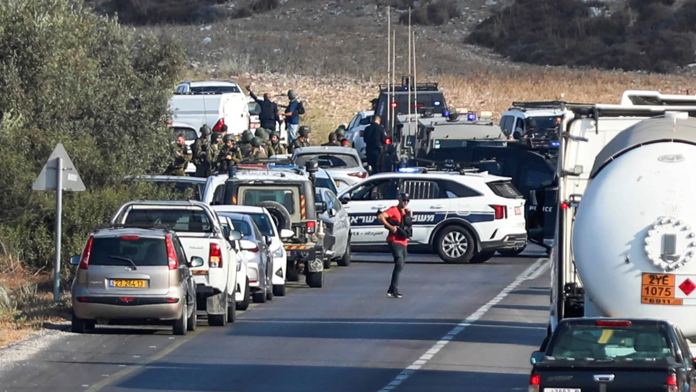Israeli security forces stand guard at the scene of a shooting attack, near Tarqumiyah, in Judea, Sept. 1, 2024. Photo by Wisam Hashlamoun/Flash90.