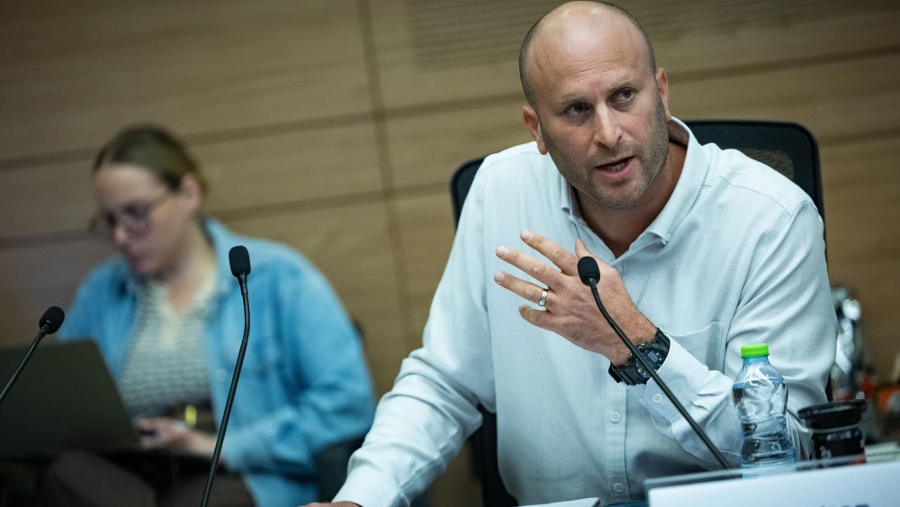 Knesset member Yitzhak Kroizer attends a National Security committee meeting at the Knesset, Nov. 18, 2025. Photo by Yonatan Sindel/Flash90.