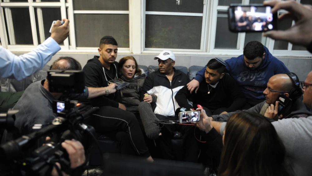 Family of Israeli soldier Netanel Kahalani mourn his death at their home in Elyakim, on March 17, 2018. Kahalni was murdered along with fellow soldier Ziv Daus, and two tohers injured, in a car-ramming terror attack near Mevo Dothan, in the West Bank. Photo by Meir Vaknin/Flash90.
