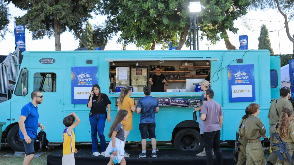 A food truck at the Jerusalem Food Festival and Light Show, July 2025. Photo by Asi Efrati.