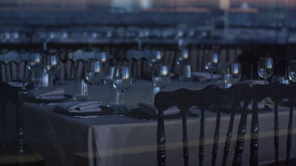 Glasses on a table at an empty restaurant. Credit: Svetlana/Pixabay.