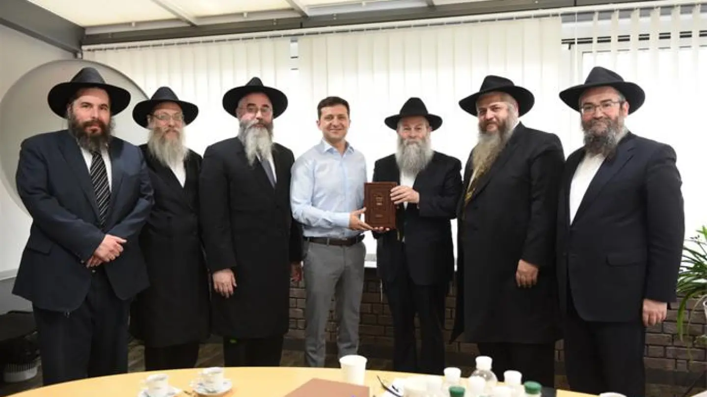 From left: Rabbi Moshe Moskovitz of Kharkov, Rabbi Shlomo Wilhelm of Zhitomir, Rabbi Avraham Wolff of Odessa, Ukrainian President Volodymyr Zelenskyy, Rabbi Shmuel Kaminezki of Dnipro, Rabbi Moshe Asman of Kiev and Rabbi Pinchas Vishedsky of Donetsk. Credit: Chabad.org/News.