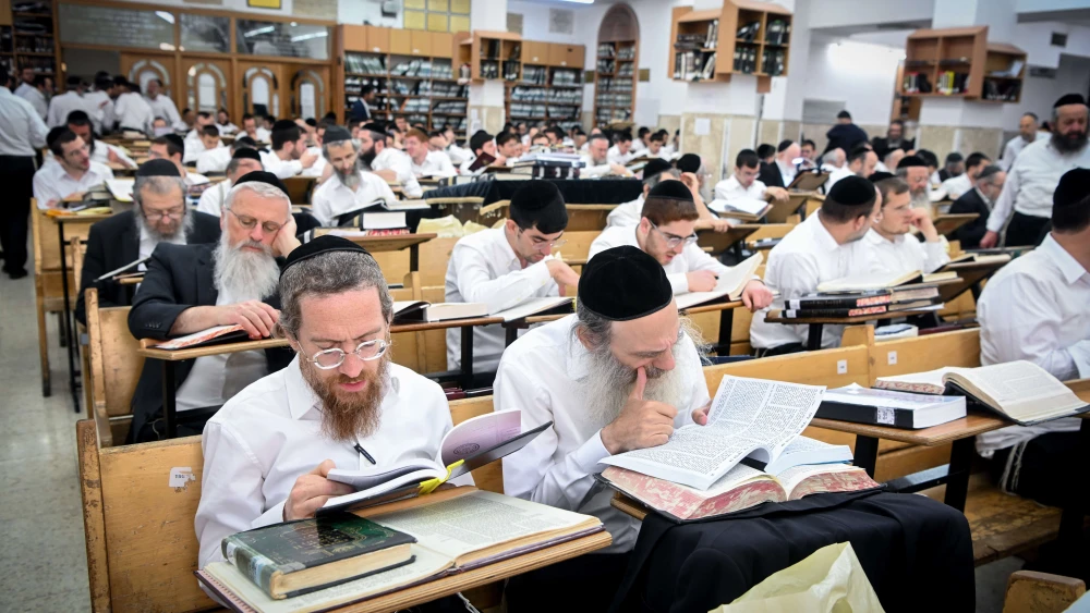 Ultra orthodox men study at the Mir Yeshiva in the ultra orthodox neighborhood of Mea Shearim, Jerusalem, May 30, 2024. Photo by Arie Leib Abrams/Flash90 *** Local Caption *** ישיבה בחורי ישיבה בית מדרש לימוד חרדי מיר ישיבת מיר
