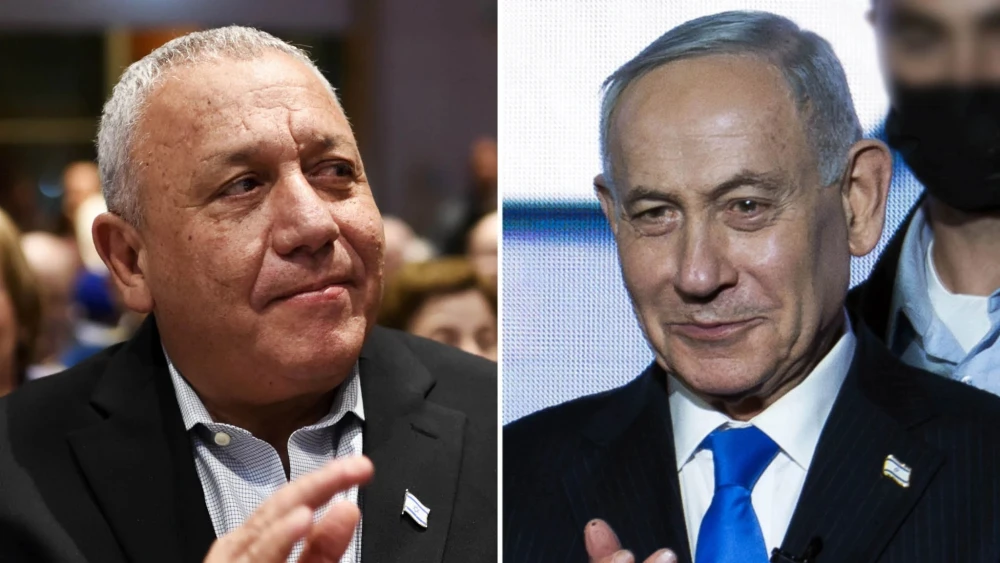 Yashar Party leader Gadi Eisenkot and Prime Minister Benjamin Netanyahu, the Likud leader, on the campaign trail ahead of Israel’s Oct. 27 election. Credit: Flash90.