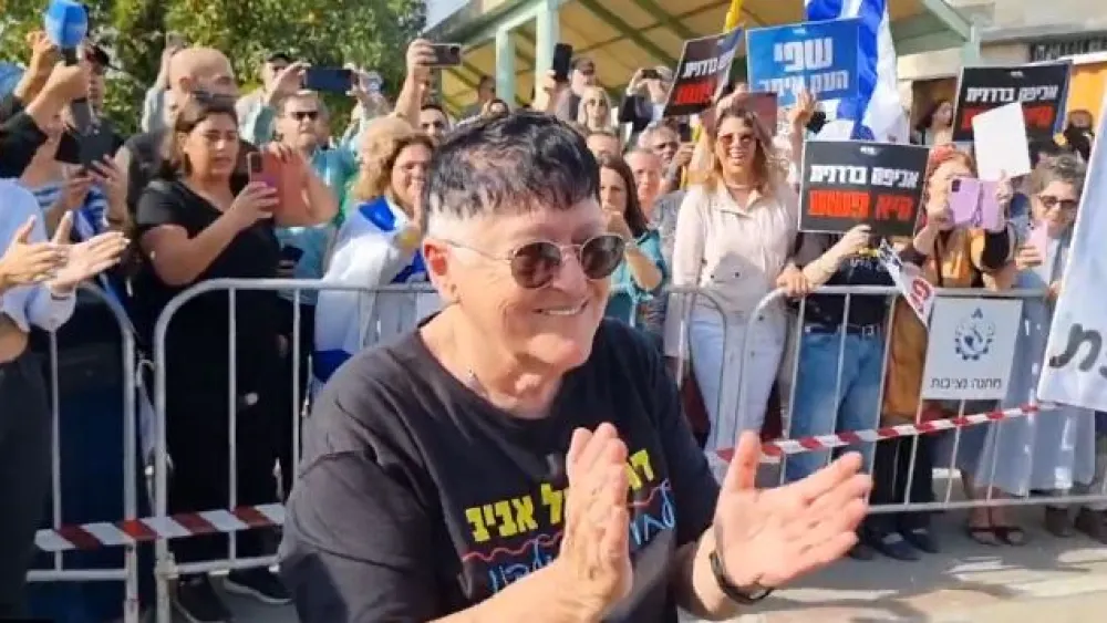 Sheffi Paz is greeted by supporters as she arrives to serve her prison term, Nov. 14, 2024. Source: X.