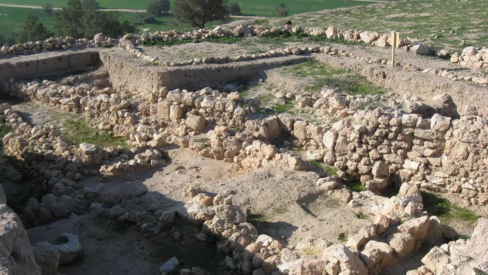 Archaeological findings at Tel Zafit/Tell es-Safi, widely identified as Gath, halfway between Jerusalem and Ashkelon. Credit: Ori~ via Wikimedia Commons.