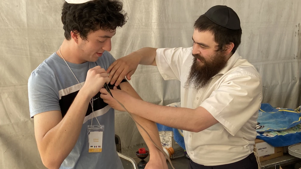 Alex Grosman and Chabad Rabbi of Mexico City Mendel Mayzlesh. Credit: Courtesy.