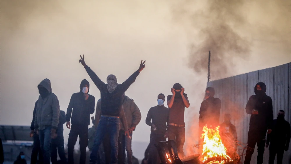 Israeli police clash with Bedouins during a protest against tree planting by the Jewish National Fund, outside the Bedouin village of al-Atrash in the Negev desert, Jan. 13, 2022. Photo by Jamal Awad/Flash90.