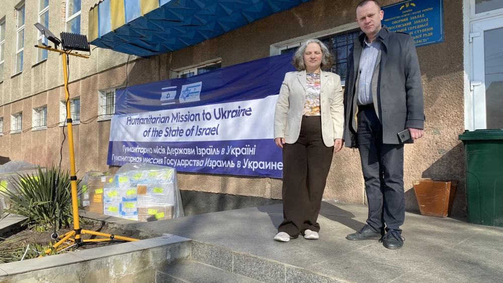 Ambassador Simona Halperin (left), head of the Israel Ministry of Foreign Affairs Mission at the Ukrainian-Polish border. Source: Twitter.