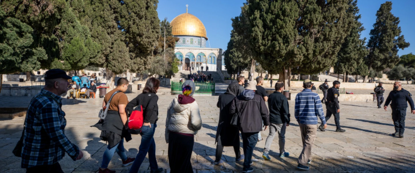 Israeli security personnel escort a group of Jews on the Temple Mount in Jerusalem, Jan. 18, 2023. Photo by Jamal Awad/Flash90.