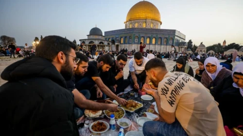 Palestinians break their fast outside the Dome of the Rock on the Temple Mount in Jerusalem during Ramadan, March 30, 2024. Photo by Jamal Awad/Flash90.