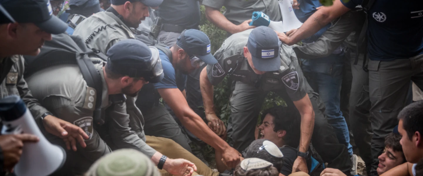 Israeli police evacuate people from a home in the Jewish neighborhood of Netiv Ha’avot in Gush Etzion on June 12, 2018. Photo by Yonatan Sindel/Flash90.