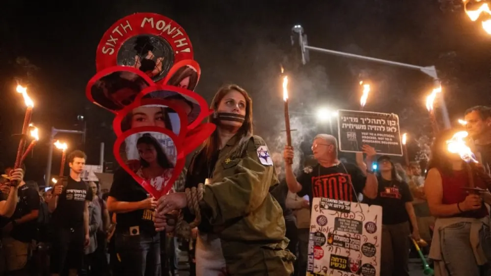Thousands of anti-government protesters march on the President's Residence in Jerusalem, April 2, 2024. Photo by Chaim Goldberg/Flash90