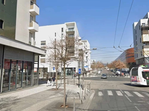 A tram turns on Plateau Avenue in Lyon, France, in March 2022. Credit: Google Maps.