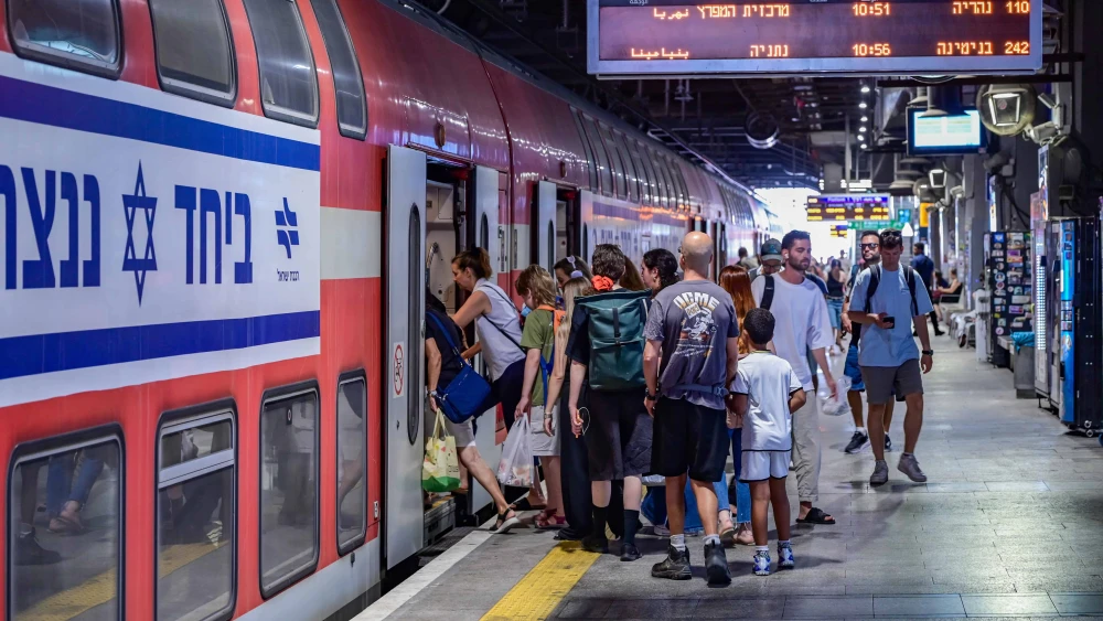 Passengers at an Israel Railways station in Tel Aviv, Aug. 25, 2025. Photo by Avshalom Sassoni/Flash90.