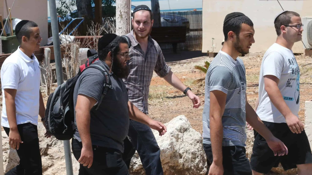 Ultra-Orthodox recruits arrive at the IDF’s Bakum Reception and Sorting Base at Tel Hashomer in Ramat Gan, Aug. 1, 2013. Credit: Flash90.